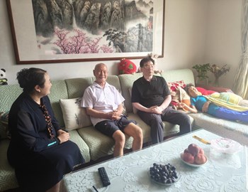 看球开展“七一”走访慰问老党员活动